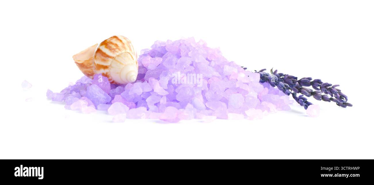 Haufen von violettem Meersalz, Muscheln und Lavendelblüten isoliert auf weiß Stockfoto