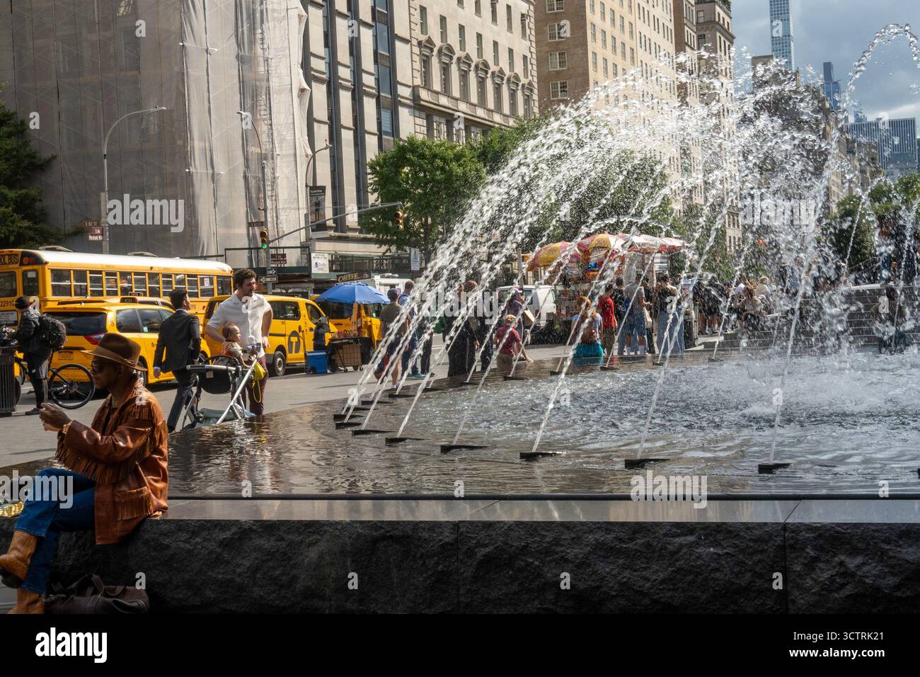Die David H. Koch Wasserfontänen befinden sich vor dem Haupteingang des Metropolitan Museum of Arts an der Fifth Avenue, 2025, New York City, USA Stockfoto