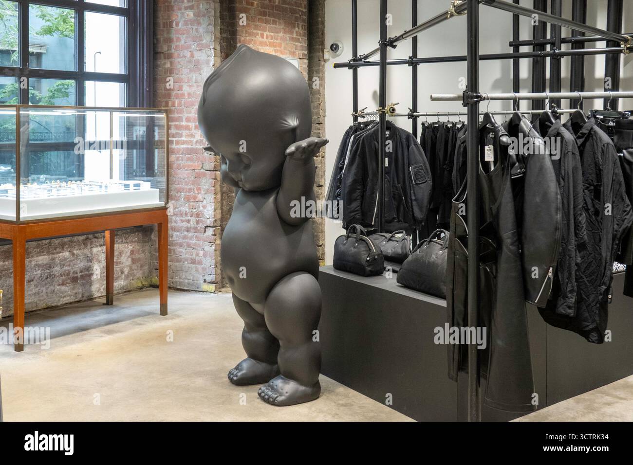 Der Dover Street Market ist eine hippe, weitläufige Ausstellung von High-End-Bekleidung und Mode-Spitzentreffen in New York City, USA 2025 Stockfoto