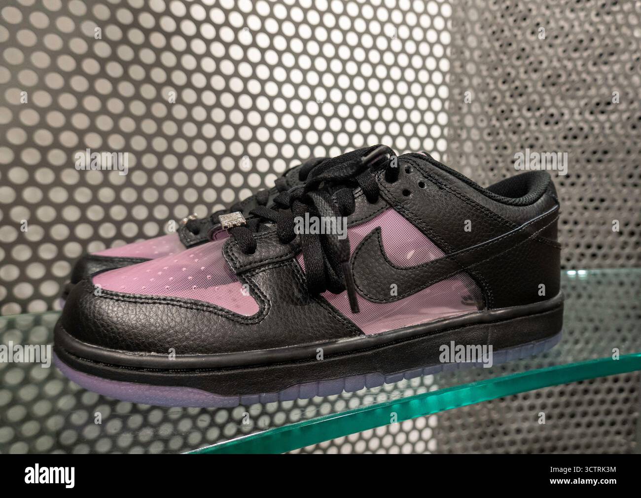 Der Dover Street Market ist eine hippe, weitläufige Ausstellung von High-End-Bekleidung und Mode-Spitzentreffen in New York City, USA 2025 Stockfoto