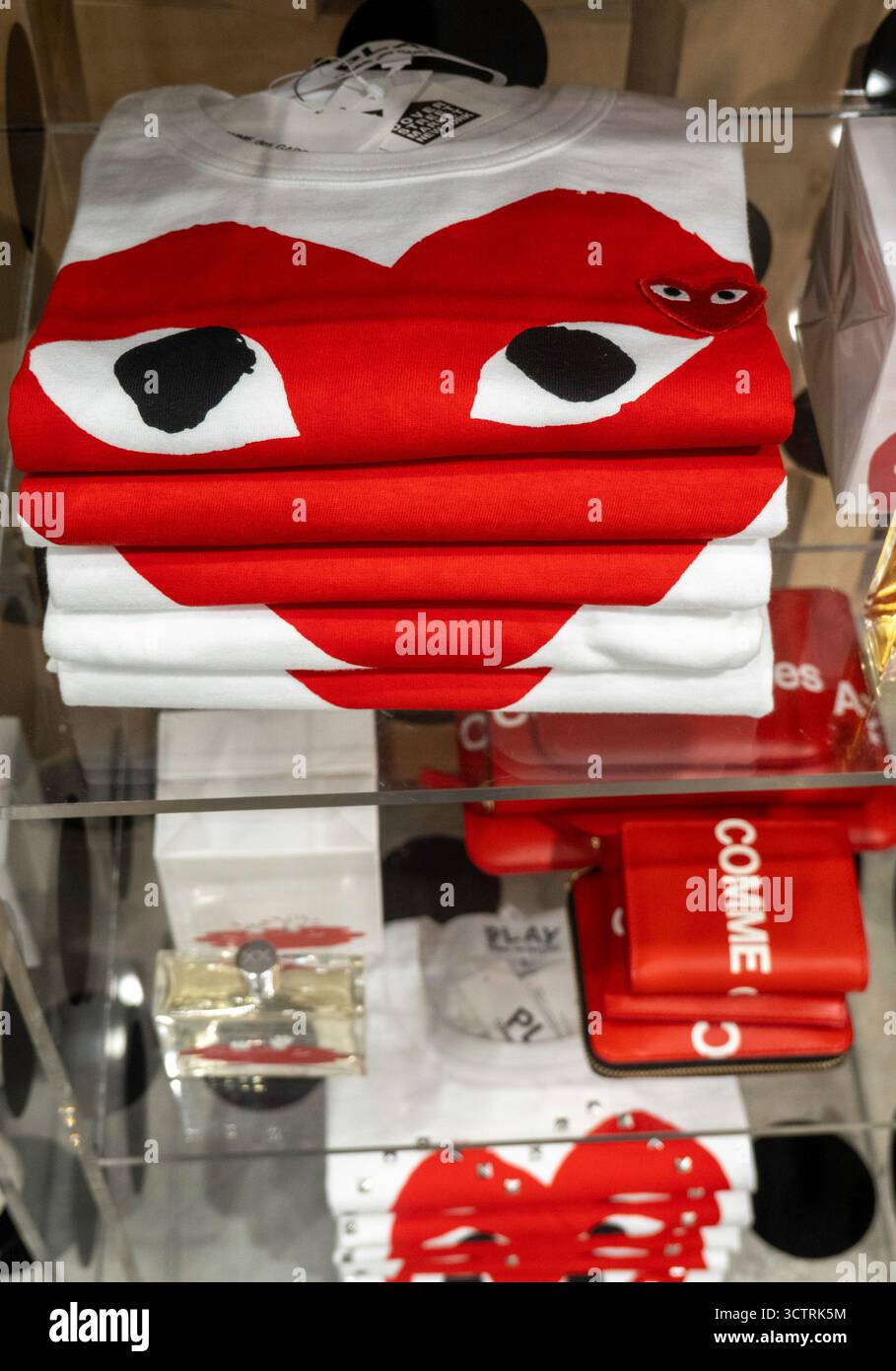 Der Dover Street Market ist eine hippe, weitläufige Ausstellung von High-End-Bekleidung und Mode-Spitzentreffen in New York City, USA 2025 Stockfoto