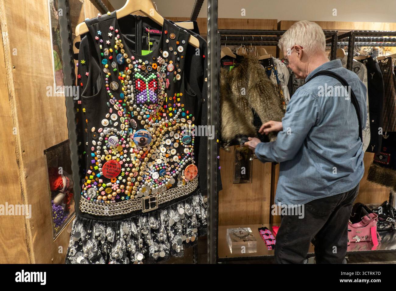 Der Dover Street Market ist eine hippe, weitläufige Ausstellung von High-End-Bekleidung und Mode-Spitzentreffen in New York City, USA 2025 Stockfoto