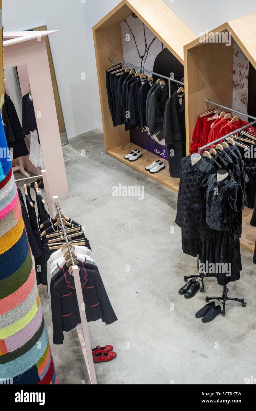 Der Dover Street Market ist eine hippe, weitläufige Ausstellung von High-End-Bekleidung und Mode-Spitzentreffen in New York City, USA 2025 Stockfoto