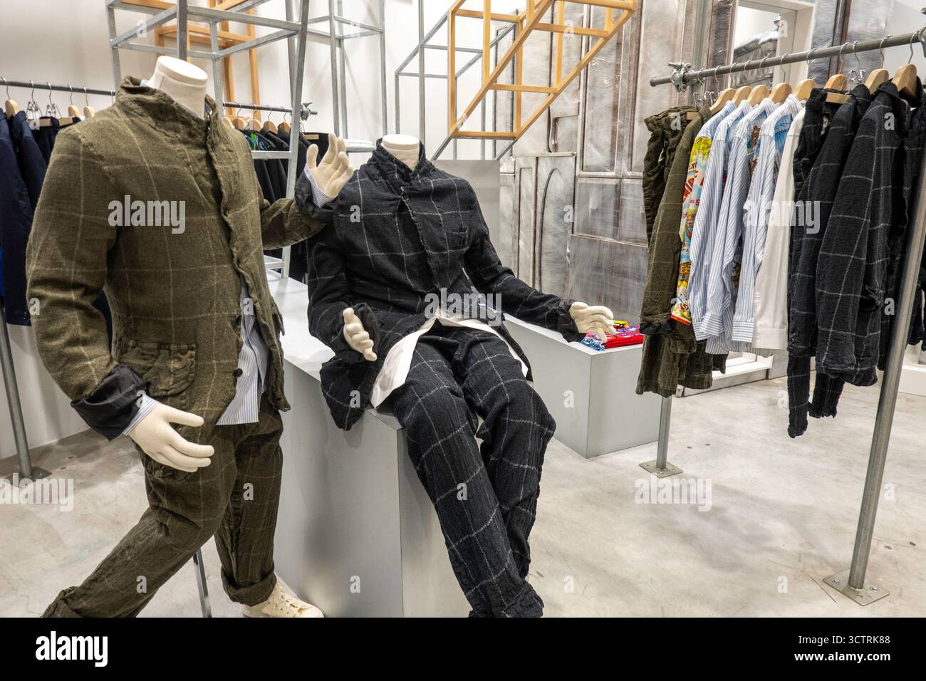 Der Dover Street Market ist eine hippe, weitläufige Ausstellung von High-End-Bekleidung und Mode-Spitzentreffen in New York City, USA 2025 Stockfoto
