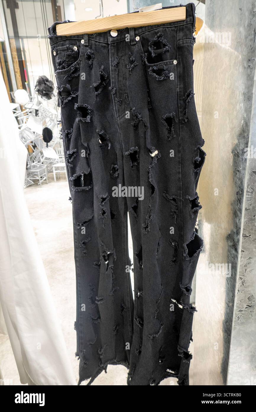 Der Dover Street Market ist eine hippe, weitläufige Ausstellung von High-End-Bekleidung und Mode-Spitzentreffen in New York City, USA 2025 Stockfoto