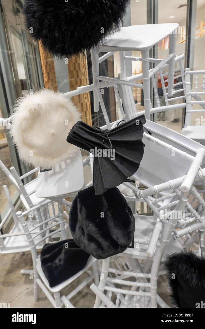 Der Dover Street Market ist eine hippe, weitläufige Ausstellung von High-End-Bekleidung und Mode-Spitzentreffen in New York City, USA 2025 Stockfoto