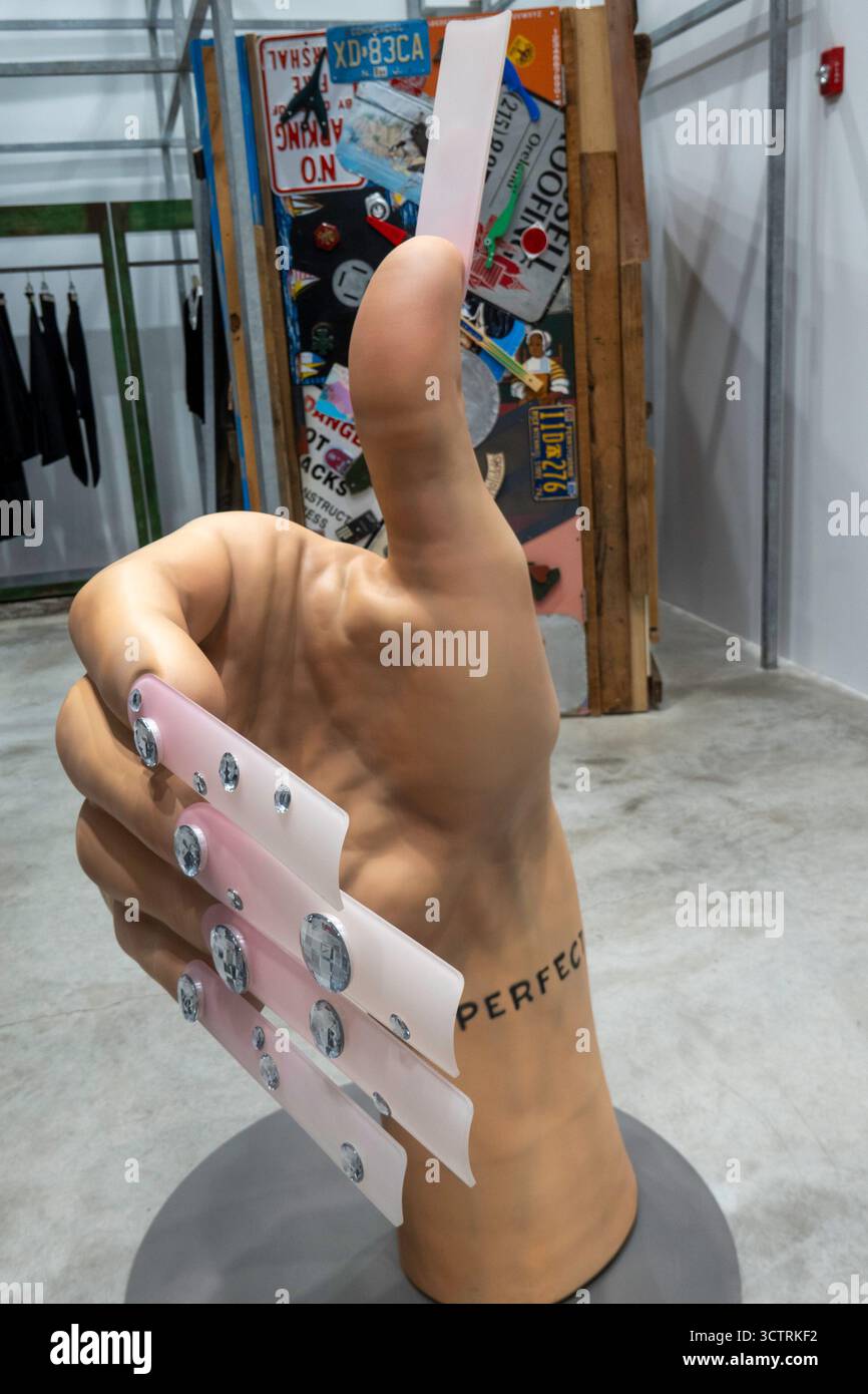 Der Dover Street Market ist eine hippe, weitläufige Ausstellung von High-End-Bekleidung und Mode-Spitzentreffen in New York City, USA 2025 Stockfoto