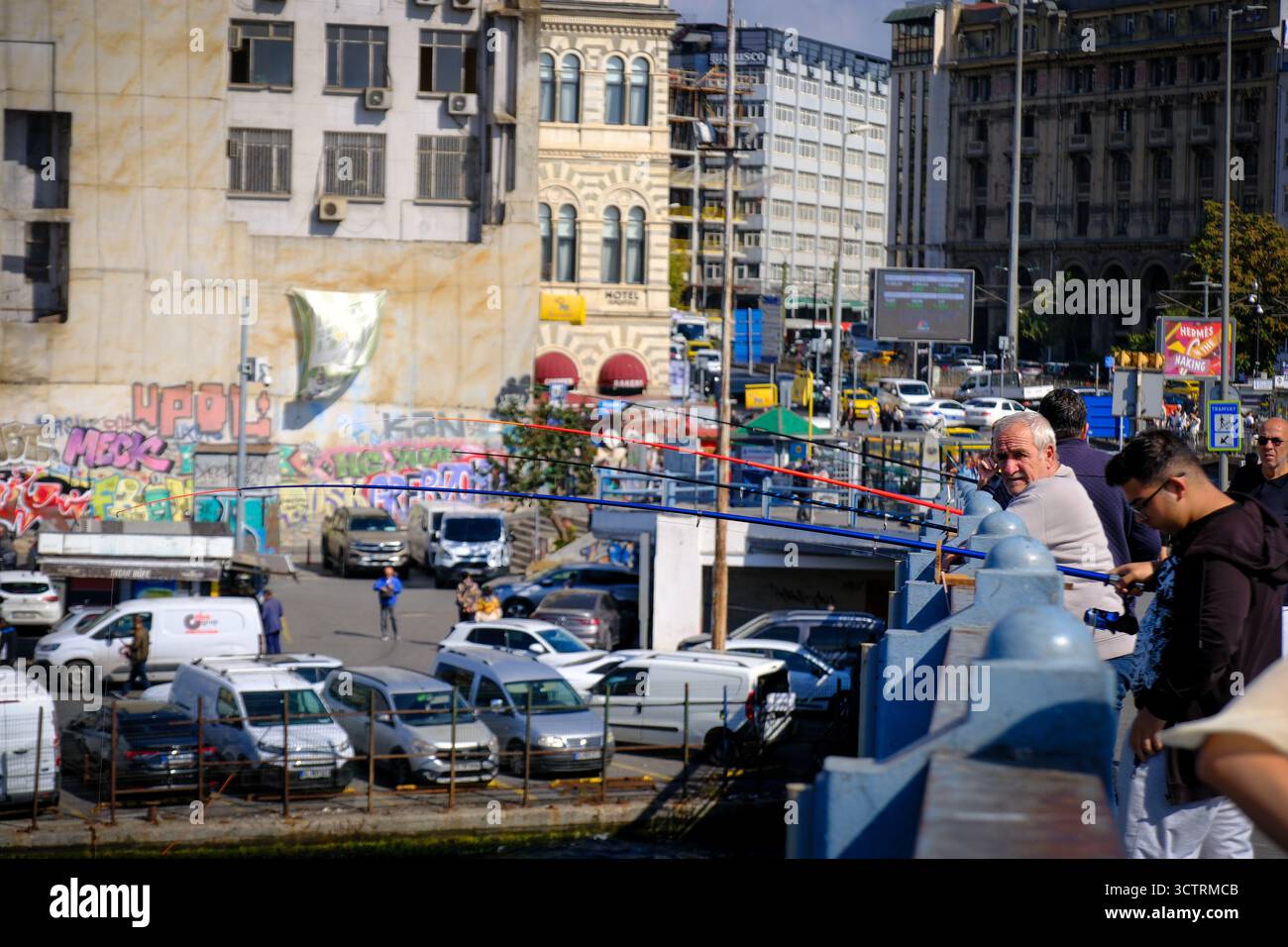 2. OKT 2025 - Istanbul, Türkei - Ein Touristenteleskop in Istanbul, das die Altstadt und historische Moscheen im Hintergrund zeigt. Stockfoto