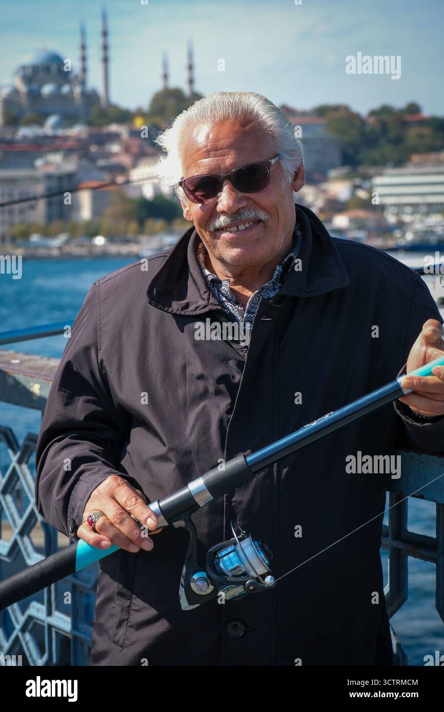 2. OKT 2025 - Istanbul, Türkei - Ein Touristenteleskop in Istanbul, das die Altstadt und historische Moscheen im Hintergrund zeigt. Stockfoto