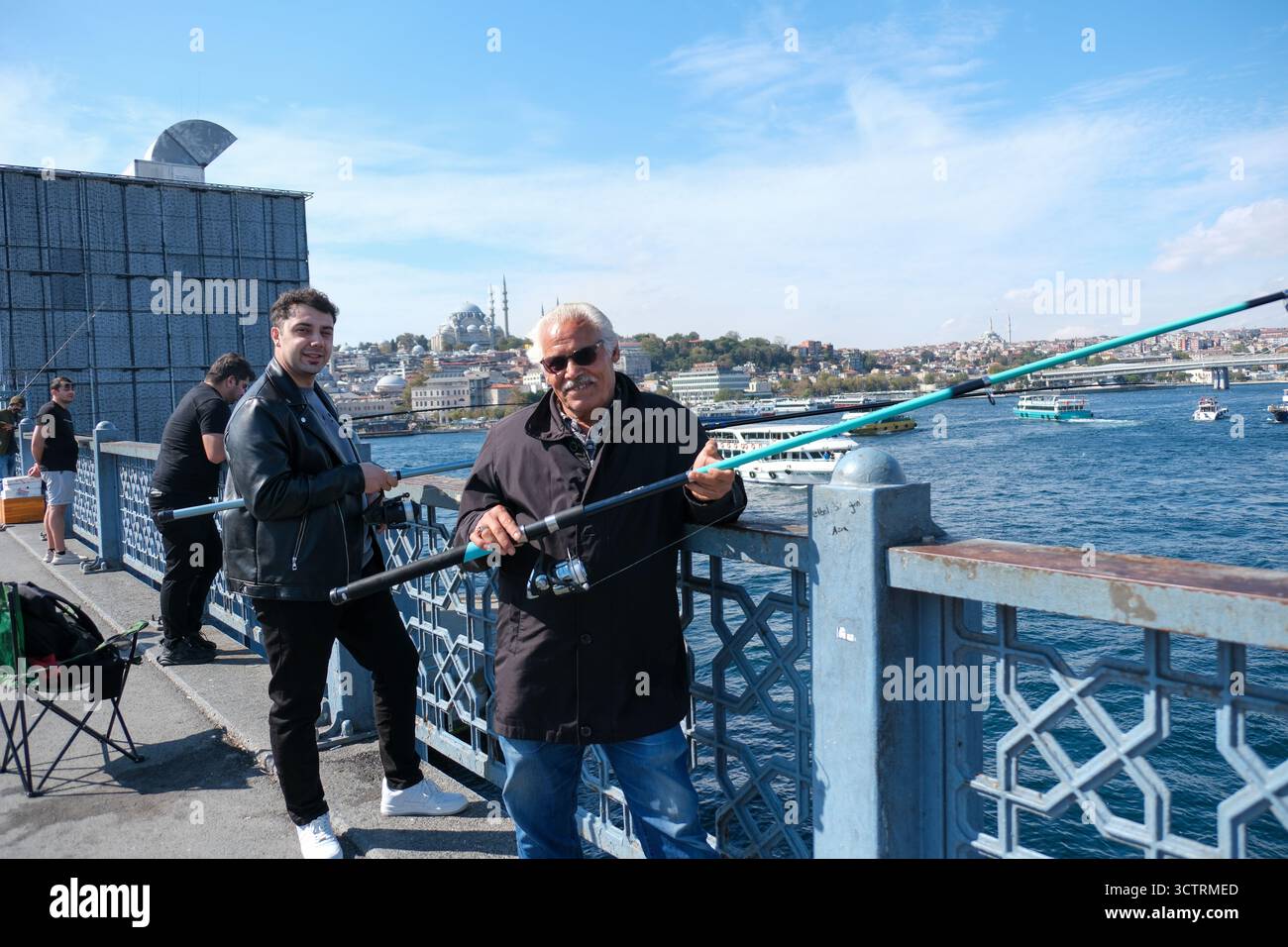 2. OKT 2025 - Istanbul, Türkei - Ein Touristenteleskop in Istanbul, das die Altstadt und historische Moscheen im Hintergrund zeigt. Stockfoto