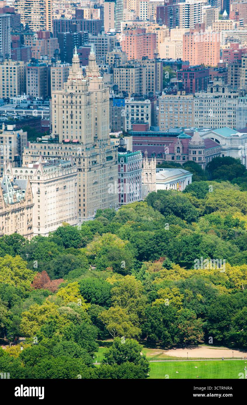 New York, USA: Aus der Vogelperspektive auf den Central Park mit San Remo (145 Central Park West), einem luxuriösen, 27-stöckigen Wohnhaus, das 1930 eröffnet wurde Stockfoto