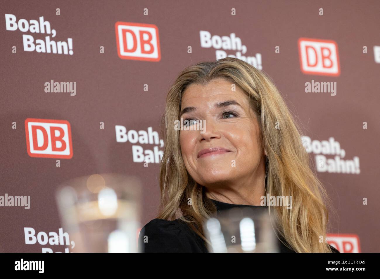 08 Oktober 2025, Hessen, Frankfurt/Main: Entertainerin Anke Engelke präsentiert die Webserie „Boah, Bahn! Wir sind alle im selben Zug." Die neue Serie startet am 9. Oktober auf dem YouTube-Kanal der Deutschen Bahn (DB). Foto: Helmut Fricke/dpa Credit: dpa Picture Alliance/Alamy Live News Stockfoto