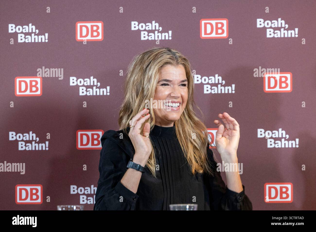 08 Oktober 2025, Hessen, Frankfurt/Main: Entertainerin Anke Engelke präsentiert die Webserie „Boah, Bahn! Wir sind alle im selben Zug." Die neue Serie startet am 9. Oktober auf dem YouTube-Kanal der Deutschen Bahn (DB). Foto: Helmut Fricke/dpa Credit: dpa Picture Alliance/Alamy Live News Stockfoto