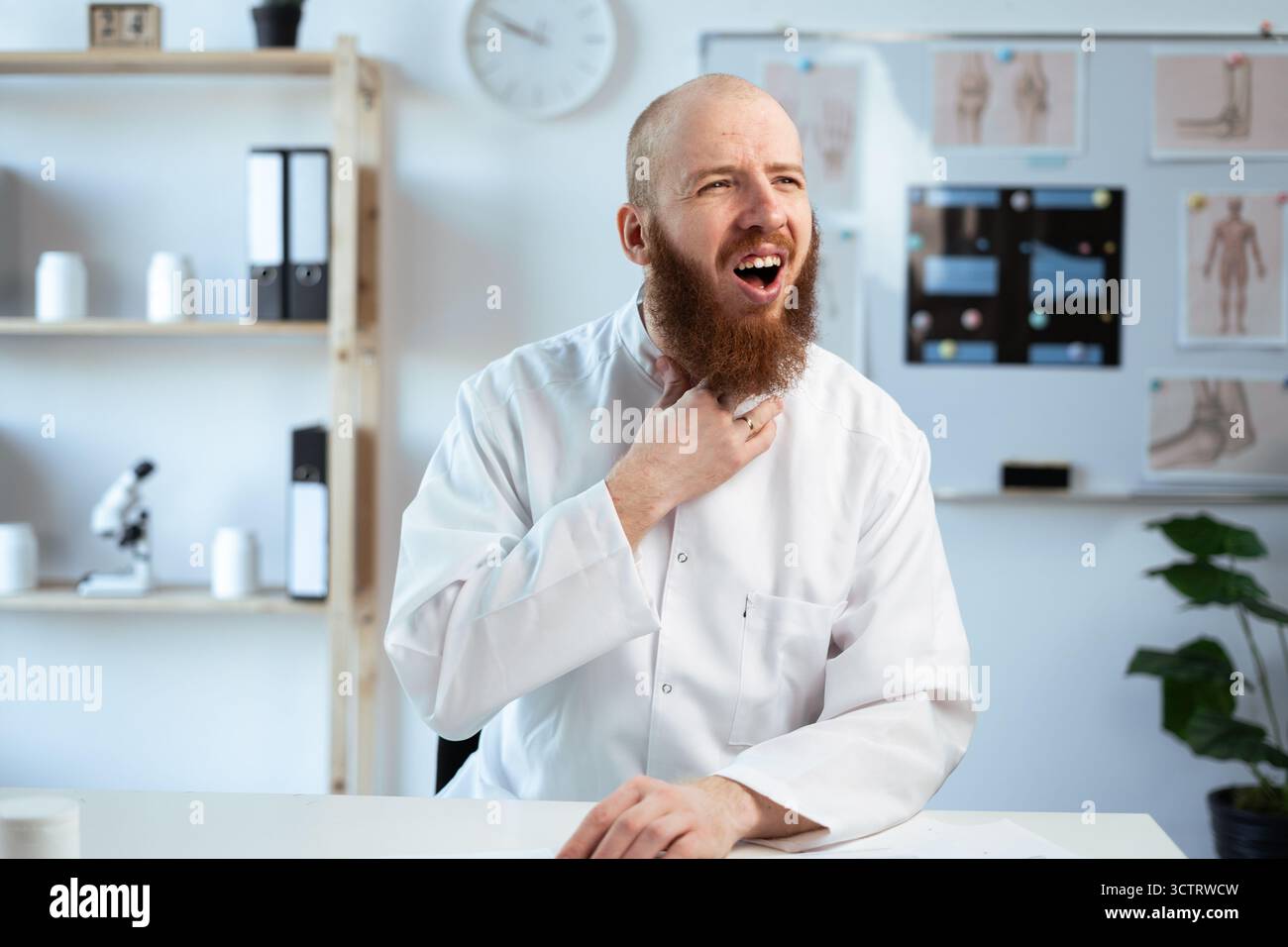 Kranker Arzt leidet an Halsschmerzen und Husten hat gesundheitliche Probleme. Stockfoto