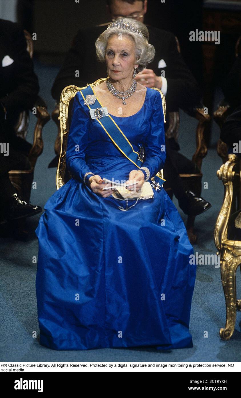 Prinzessin Lilian von Schweden (1915–2013), geboren als Lillian May Davies in Swansea, Wales, war ein britisches Model und Schauspielerin, die während des Zweiten Weltkriegs das Herz von Prinz Bertil, Herzog von Halland, eroberte. Ihre Romantik, die über drei Jahrzehnte lang geheim gehalten wurde, wurde 1976 nach dem Aufstieg von König Carl XVI. Gustaf in der Ehe geendet. Anmutig und witzig wurde sie zu einer geliebten königlichen Figur, setzte sich für Wohltätigkeitsorganisationen ein und nahm an Nobelzeremonien teil, bis Alzheimer ihre Pflichten einschränkte. Dargestellt bei der Verleihung des Nobelpreises 1983. Stockfoto Prinzessin Lilian von Schweden (1915–2013), geboren als Lillian May Davies in Swansea, Wales, war ein britisches Model und Schauspielerin, die während des Zweiten Weltkriegs das Herz von Prinz Bertil, Herzog von Halland, eroberte. Ihre Romantik, die über drei Jahrzehnte lang geheim gehalten wurde, wurde 1976 nach dem Aufstieg von König Carl XVI. Gustaf in der Ehe geendet. Anmutig und witzig wurde sie zu einer geliebten königlichen Figur, setzte sich für Wohltätigkeitsorganisationen ein und nahm an Nobelzeremonien teil, bis Alzheimer ihre Pflichten einschränkte. Dargestellt bei der Verleihung des Nobelpreises 1983. Stockfoto