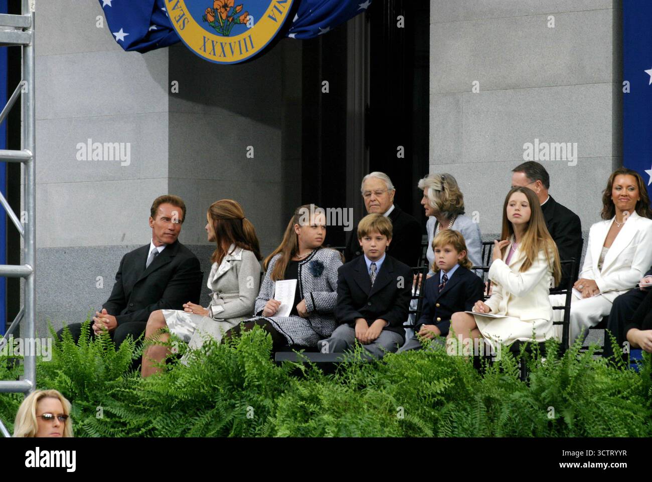 Im Bild: Arnold Schwarzenegger, Maria Shriver, Kinder - Katherine (14), Patrick (10), Christoph (6), Christina (12), hintere Reihe - Sargent und Eunice Shriver und Vanessa Williams. Arnold Schwarzenegger bei seiner Amtseinführung als 38. Gouverneur des Staates Kalifornien. Er wurde am 17. November 2003 auf den Stufen des Kapitols in Sacramento, Kalifornien, vereidigt Stockfoto