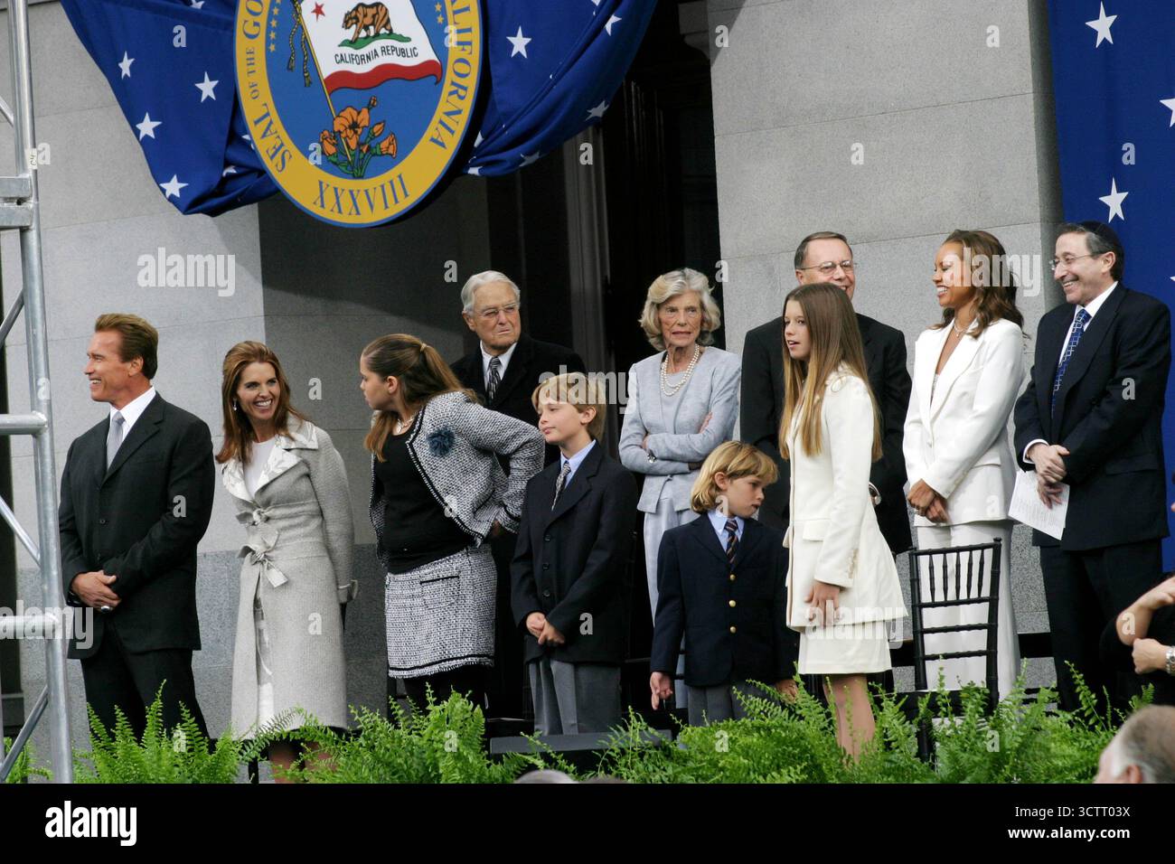 Im Bild: Arnold Schwarzenegger, Maria Shriver, Kinder - Katherine (14), Patrick (10), Christoph (6), Christina (12), hintere Reihe - Sargent und Eunice Shriver und Vanessa Williams. Arnold Schwarzenegger bei seiner Amtseinführung als 38. Gouverneur des Staates Kalifornien. Er wurde am 17. November 2003 auf den Stufen des Kapitols in Sacramento, Kalifornien, vereidigt Stockfoto