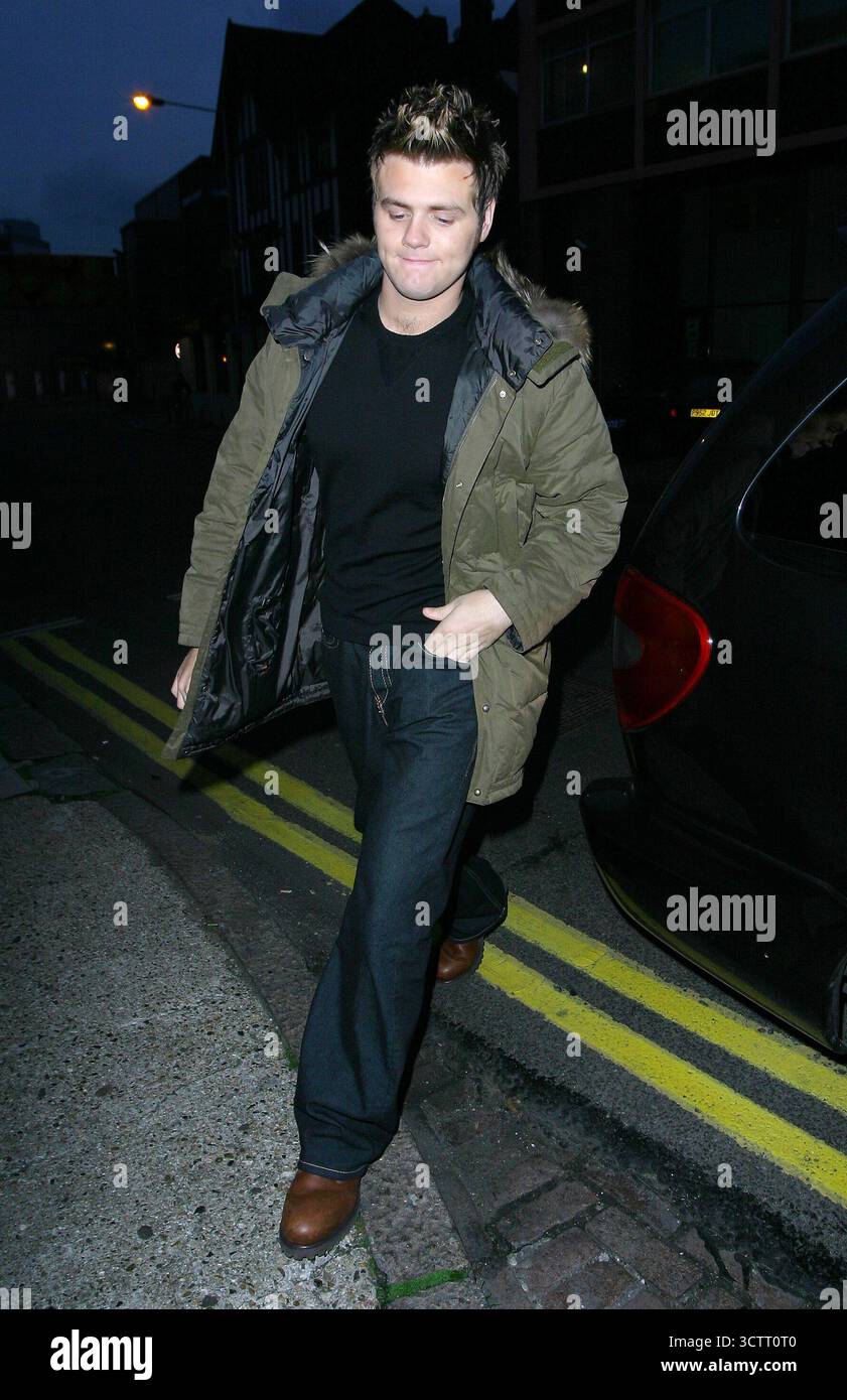 Bryan McFadden aus Westlife, vor dem MTV TRL Studio in Camden, London - 20/11/03 Stockfoto