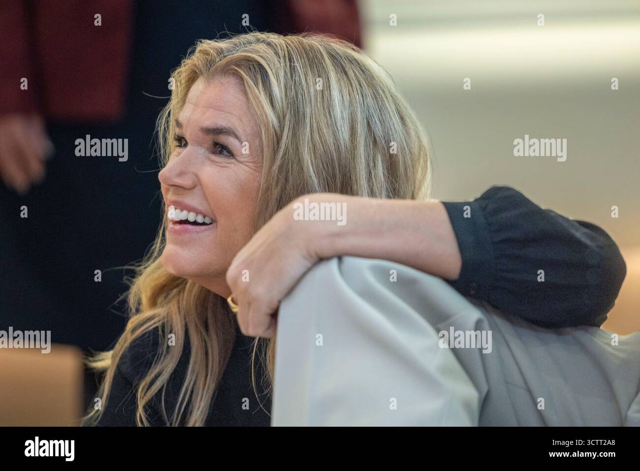 08 Oktober 2025, Hessen, Frankfurt/Main: Entertainerin Anke Engelke präsentiert die Webserie „Boah, Bahn! Wir sind alle im selben Zug." Die neue Serie startet am 9. Oktober auf dem YouTube-Kanal der Deutschen Bahn (DB). Foto: Helmut Fricke/dpa Credit: dpa Picture Alliance/Alamy Live News Stockfoto