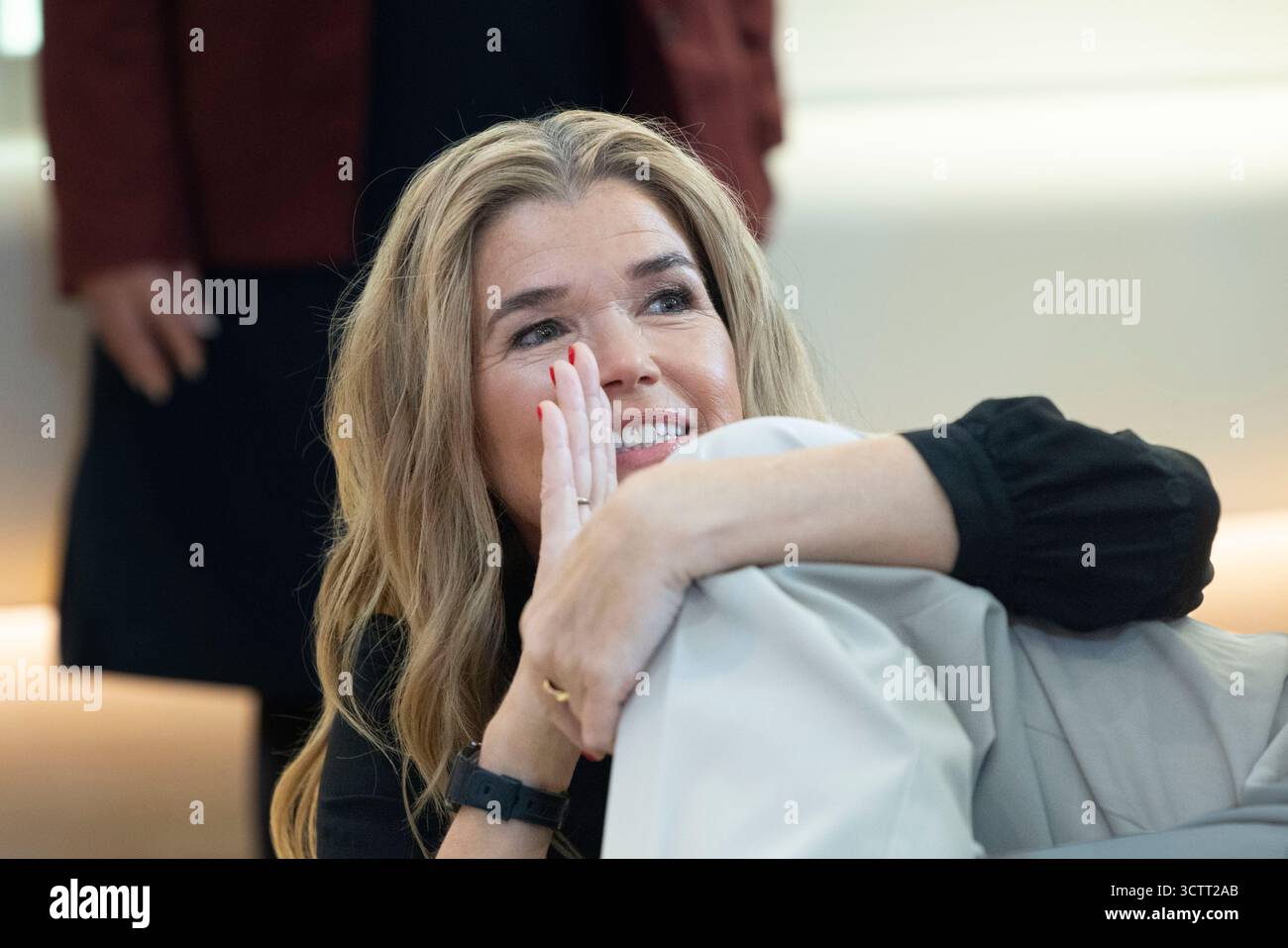 08 Oktober 2025, Hessen, Frankfurt/Main: Entertainerin Anke Engelke präsentiert die Webserie „Boah, Bahn! Wir sind alle im selben Zug." Die neue Serie startet am 9. Oktober auf dem YouTube-Kanal der Deutschen Bahn (DB). Foto: Helmut Fricke/dpa Credit: dpa Picture Alliance/Alamy Live News Stockfoto