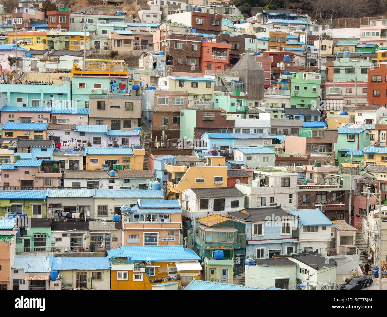 Die farbenfrohen Wohnhäuser des Gamcheon Culture Village schmiegen sich an den Hügel in Busan, Südkorea Stockfoto