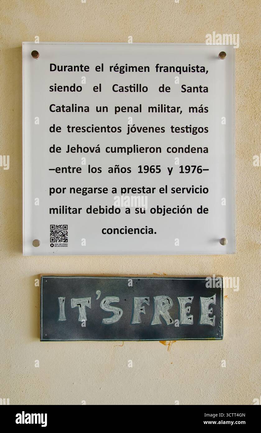 Wandschild es ist frei und dreihundert Zeugen Jehovas Kriegsdienstverweigerer wurden von 1965 bis 1976 Schloss Santa Catalina Cadiz Spanien inhaftiert Stockfoto