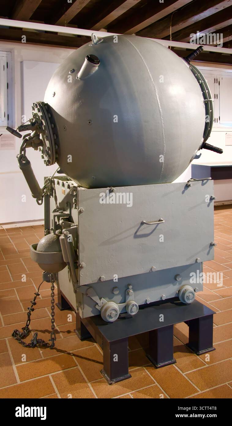 Replik Marinekontakt Mine mit seinem Ankeranker gespendet von der San Fernando Marineson Schauburg Santa Catalina Caleta Strand Cadiz Spanien Europa Stockfoto