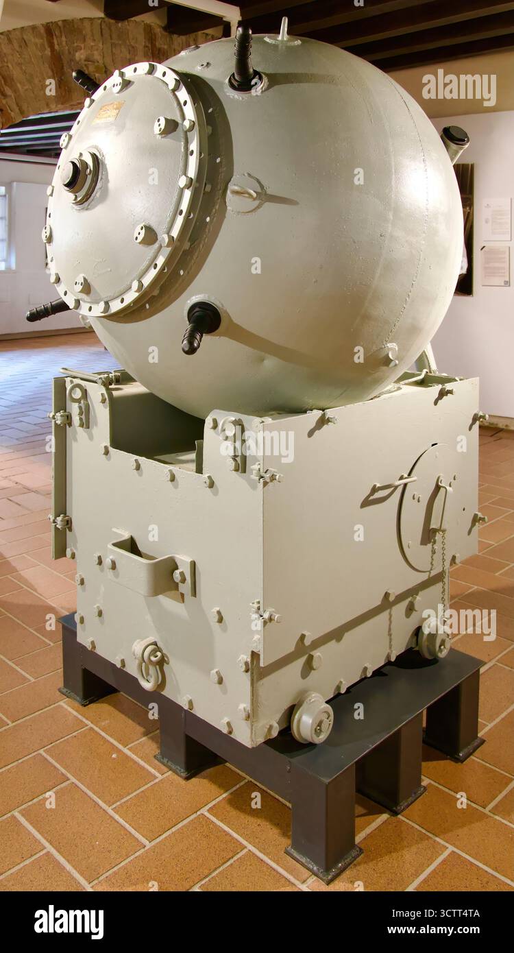 Replik Marinekontakt Mine mit seinem Ankeranker gespendet von der San Fernando Marineson Schauburg Santa Catalina Caleta Strand Cadiz Spanien Europa Stockfoto