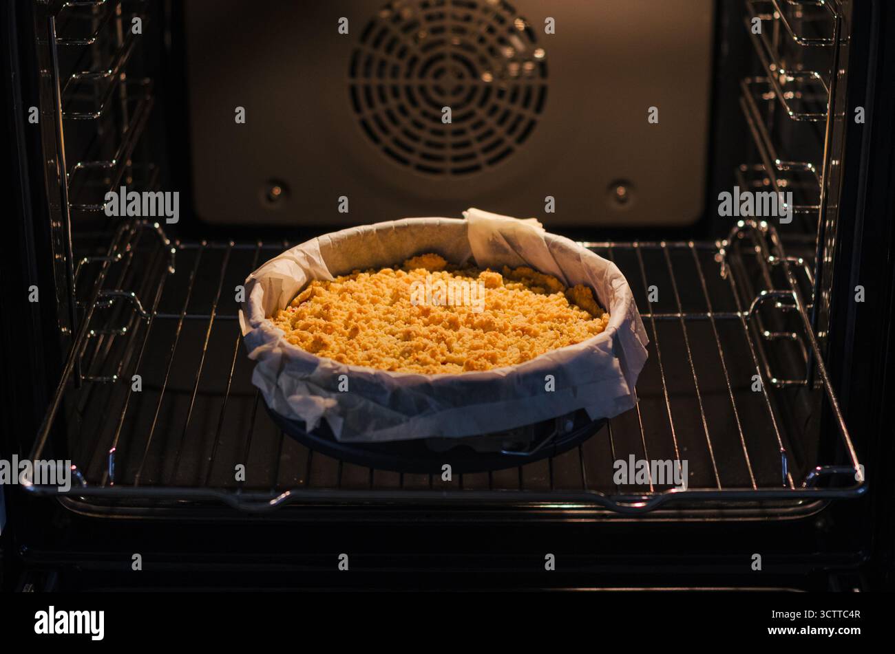 Hausgemachte Sbriciolata Crumble Pie mit Marmelade im Ofen in einer Springform. Garniert mit goldenen Butterbröseln. Gemütliches Herbst- und Winterdessert. Stockfoto