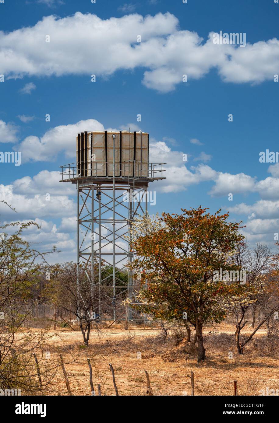 Großer Wassertank in einem Bohrloch hoch oben, Stahltank im ländlichen afrika im Busch Stockfoto