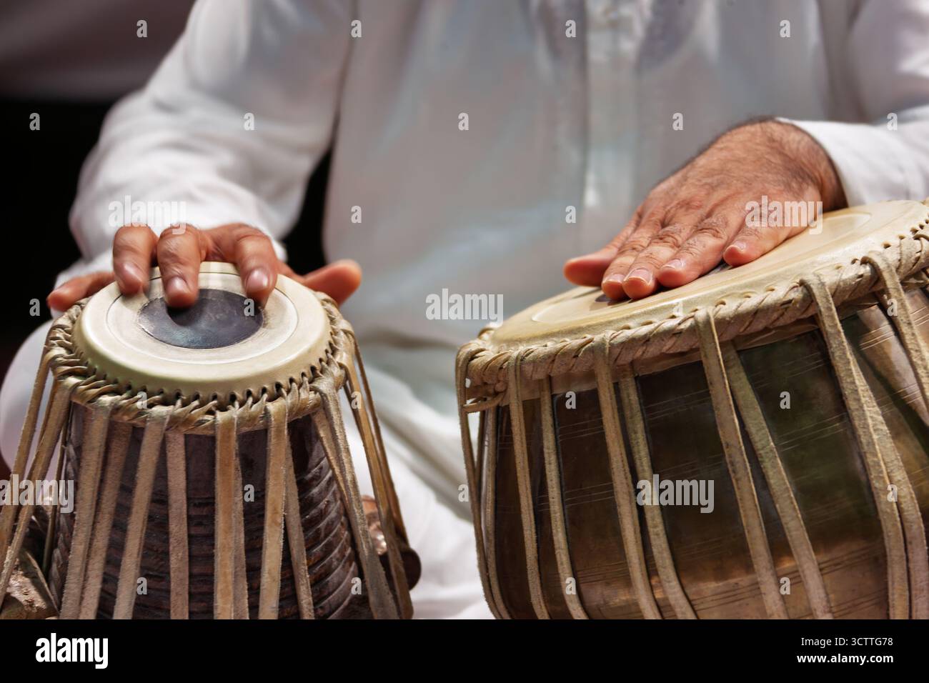 Hindustani Klassische Musik, indische Tabla Trommeln Percussion Instrument, Nahaufnahme an den Händen Stockfoto