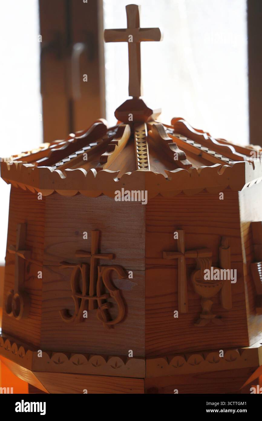Geschnitzte religiöse Holztabernakel mit Kreuz und heiligen Symbolen Stockfoto