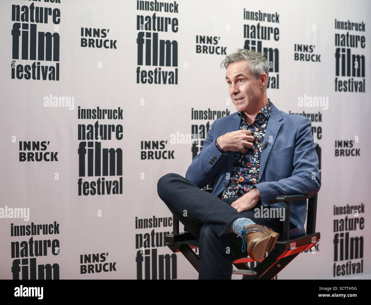 8. Oktober 2025, Innsbruck, Tirol, Österreich: Emmy und Sundance-Preisträger NIOBE THOMPSON werden vor der Eröffnungsnacht des Innsbruck Nature Film Festivals in Österreich interviewt (Foto: © Mickael Chavet/ZUMA Press Wire) NUR REDAKTIONELLE VERWENDUNG! Nicht für kommerzielle ZWECKE! Stockfoto