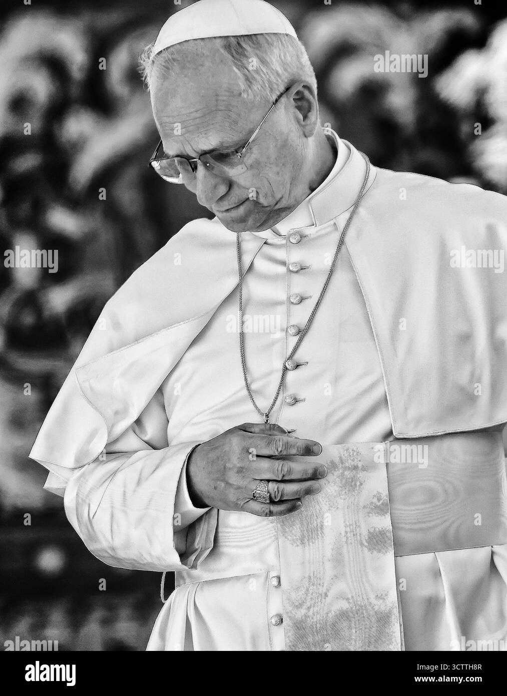 Oktober 2025. Vatikanstadt - PAPST LEO XIV. Während seiner wöchentlichen Generalaudienz auf dem Petersplatz im Vatikan. © EvandroInetti Via ZUMA Wire (Foto: © Evandro Inetti/ZUMA Press Wire) NUR REDAKTIONELLE VERWENDUNG! Nicht für kommerzielle ZWECKE! Stockfoto