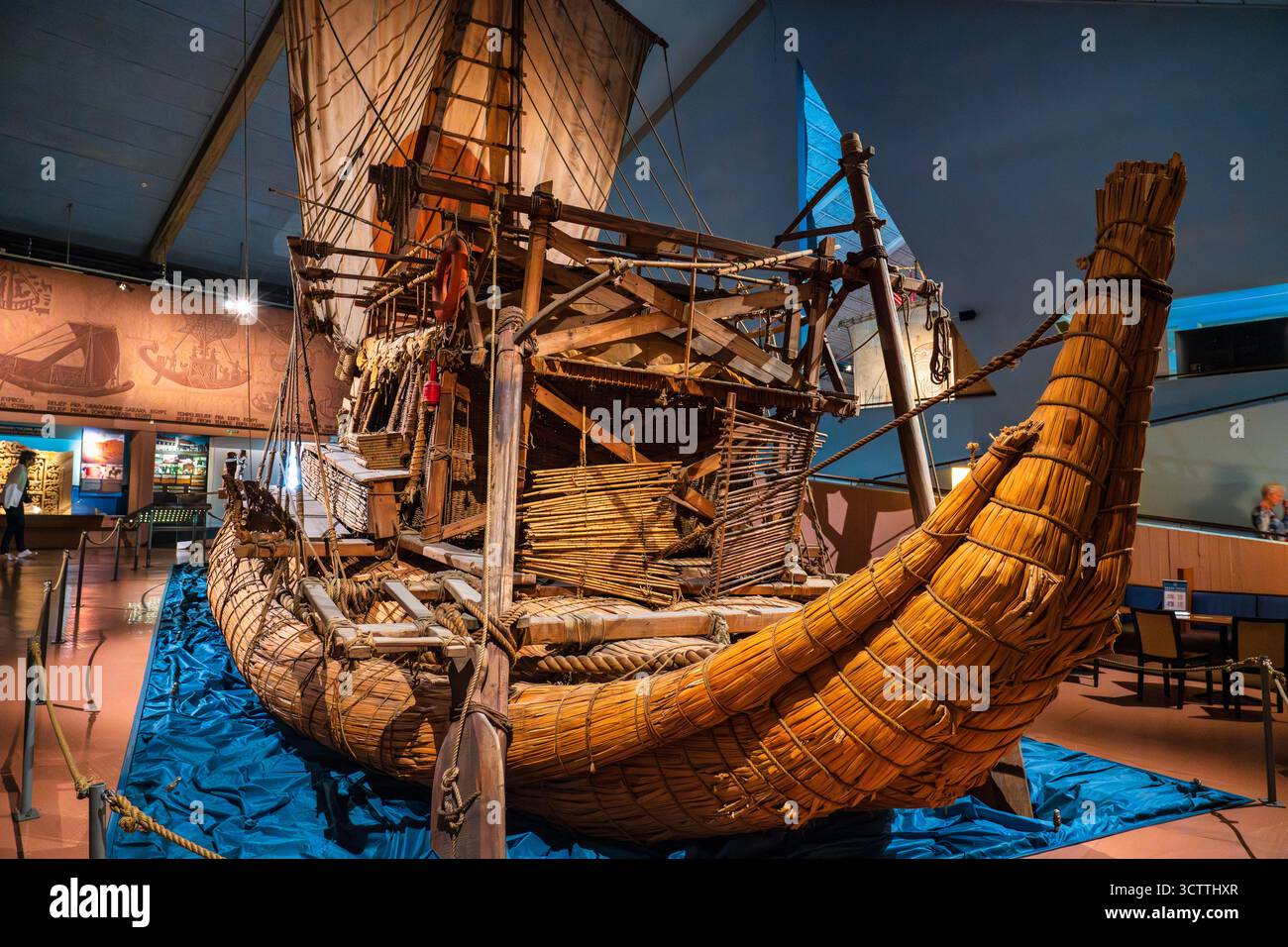 Thor Heyerdahls Papyrus-Schilfboot Ra II im Kon-Tiki-Museum auf der Halbinsel Bygdøy im Inneren Oslofjord in Oslo, Norwegen, Nordeuropa Stockfoto Thor Heyerdahls Papyrus-Schilfboot Ra II im Kon-Tiki-Museum auf der Halbinsel Bygdøy im Inneren Oslofjord in Oslo, Norwegen, Nordeuropa Stockfoto