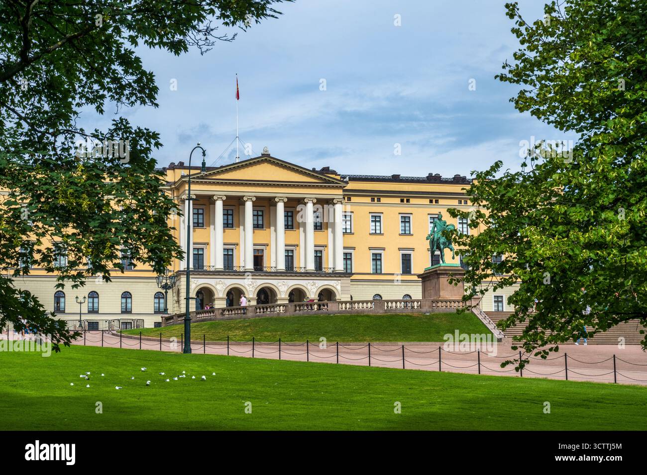 Der Königspalast (Det kongelige slott) ist die offizielle Residenz des jetzigen norwegischen Monarchen, umgeben von einem Park in Oslo, Norwegen, Nordeuropa Stockfoto