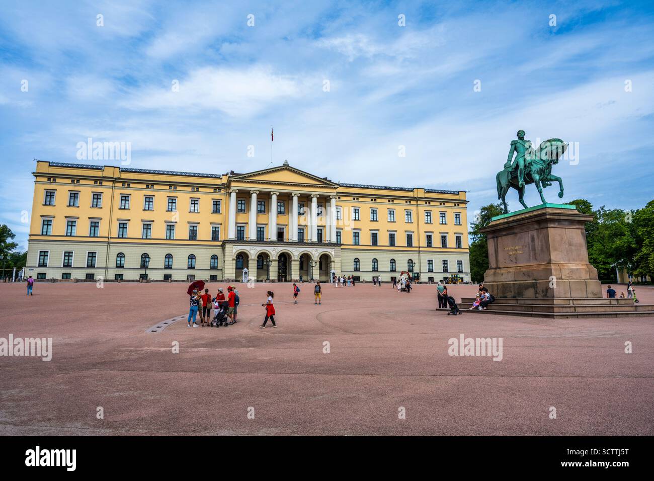 Karl-Johan-Denkmal auf dem Slottsplassen vor dem königspalast (Det kongelige slott) in Oslo, Norwegen, Nordeuropa Stockfoto