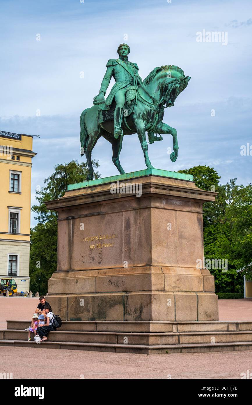 Karl-Johan-Denkmal auf dem Slottsplassen vor dem königspalast (Det kongelige slott) in Oslo, Norwegen, Nordeuropa Stockfoto