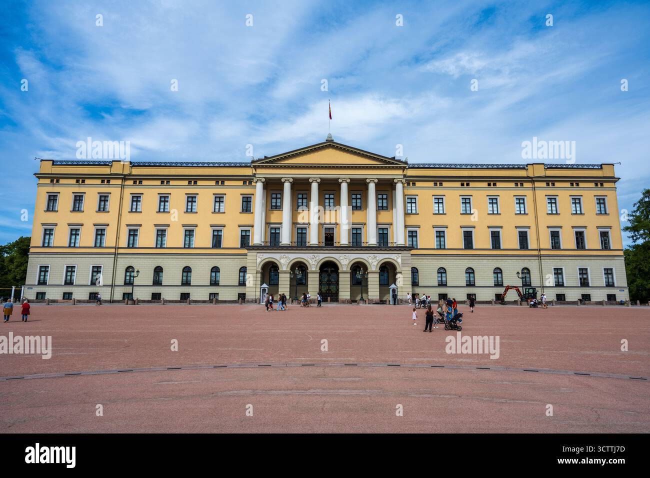 Der Königspalast (Det kongelige slott) ist die offizielle Residenz des jetzigen norwegischen Monarchen, umgeben von einem Park in Oslo, Norwegen, Nordeuropa Stockfoto