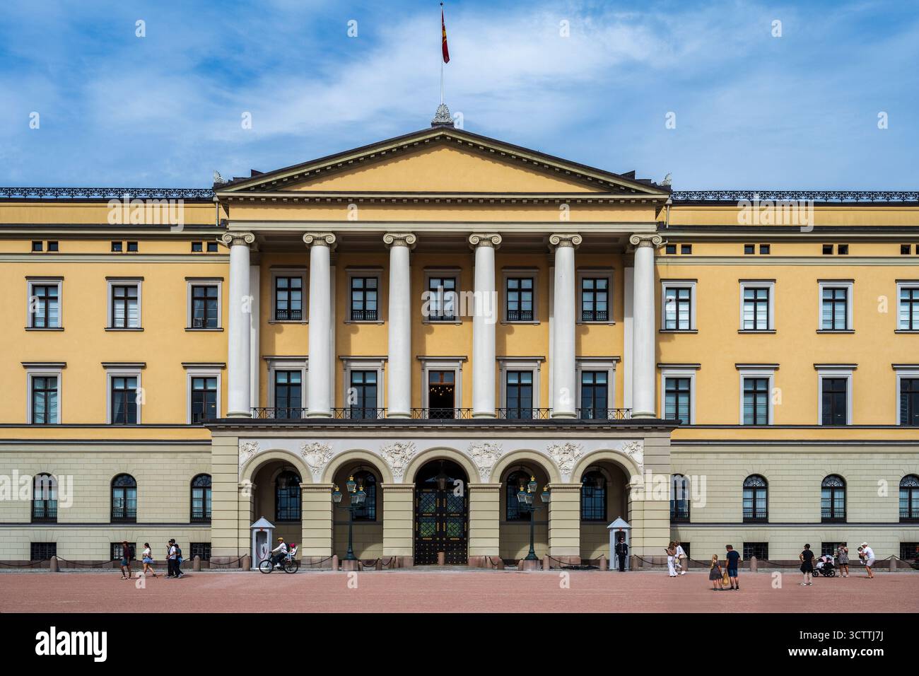 Der Königspalast (Det kongelige slott) ist die offizielle Residenz des jetzigen norwegischen Monarchen, umgeben von einem Park in Oslo, Norwegen, Nordeuropa Stockfoto