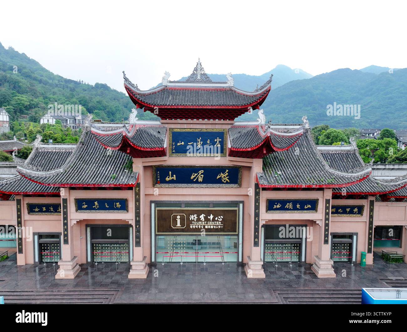 Luftaufnahmen der Stadt Huangwan im Emeishan Scenic Area Tourist Center, Leshan City Stockfoto