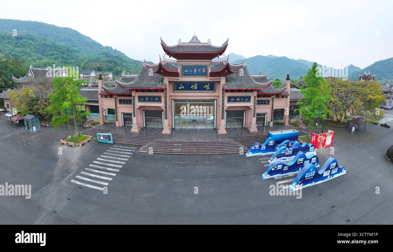 Luftaufnahmen der Stadt Huangwan im Emeishan Scenic Area Tourist Center, Leshan City Stockfoto