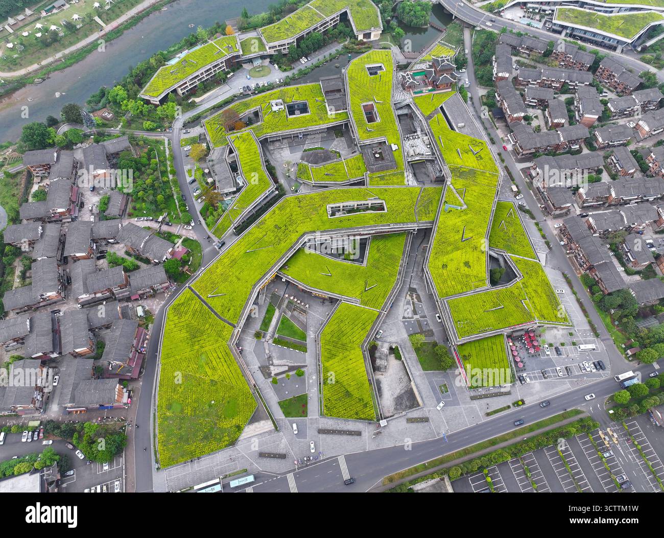 Luftaufnahmen der Stadt Huangwan im Emeishan Scenic Area Tourist Center, Leshan City Stockfoto