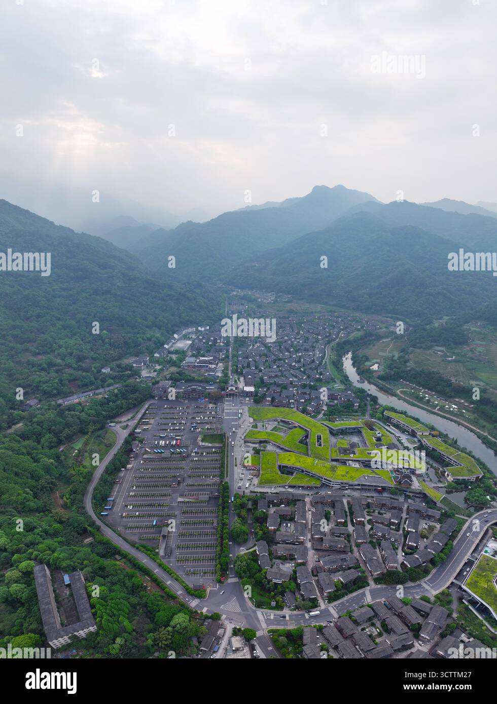 Luftaufnahmen der Stadt Huangwan im Emeishan Scenic Area Tourist Center, Leshan City Stockfoto