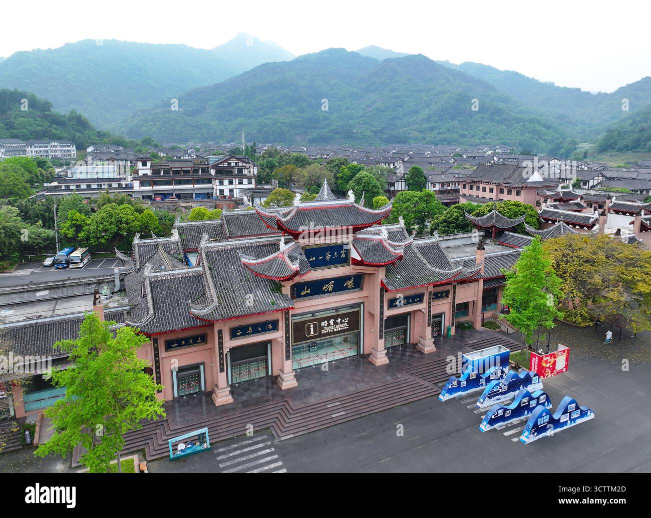 Luftaufnahmen der Stadt Huangwan im Emeishan Scenic Area Tourist Center, Leshan City Stockfoto