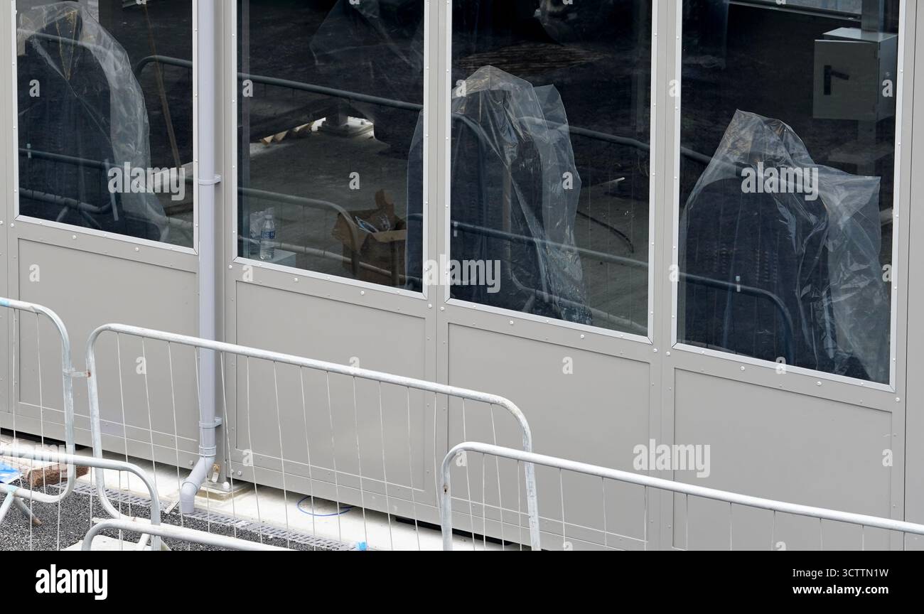 Eine Ansicht des neuen Bereichs für die Personenidentität und Fingerabdruckscans während einer Vorschau der neu entwickelten Einreise- und Ausreisezone (EES) an den Western Docks im Hafen von Dover, Kent. Menschen aus nicht-EU-Ländern, einschließlich britischer Reisende, werden ab dem 12. Oktober neuen EU-Grenzkontrollen ausgesetzt sein, bei denen ihre Fingerabdrücke registriert und fotografiert werden, um in die EU einzureisen. Bilddatum: Mittwoch, 8. Oktober 2025. Stockfoto