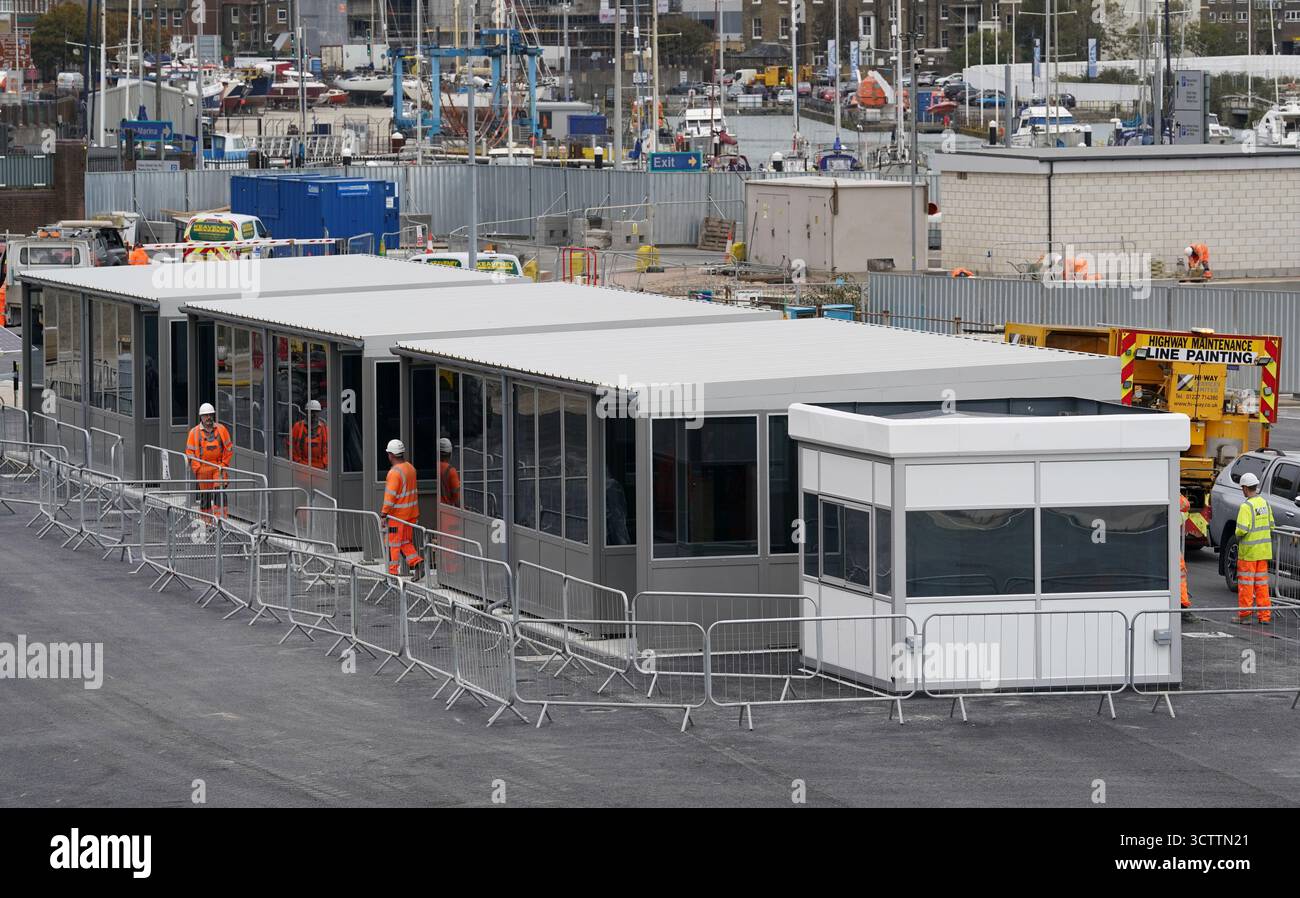 Eine Ansicht des neuen Bereichs für die Personenidentität und Fingerabdruckscans während einer Vorschau der neu entwickelten Einreise- und Ausreisezone (EES) an den Western Docks im Hafen von Dover, Kent. Menschen aus nicht-EU-Ländern, einschließlich britischer Reisende, werden ab dem 12. Oktober neuen EU-Grenzkontrollen ausgesetzt sein, bei denen ihre Fingerabdrücke registriert und fotografiert werden, um in die EU einzureisen. Bilddatum: Mittwoch, 8. Oktober 2025. Stockfoto