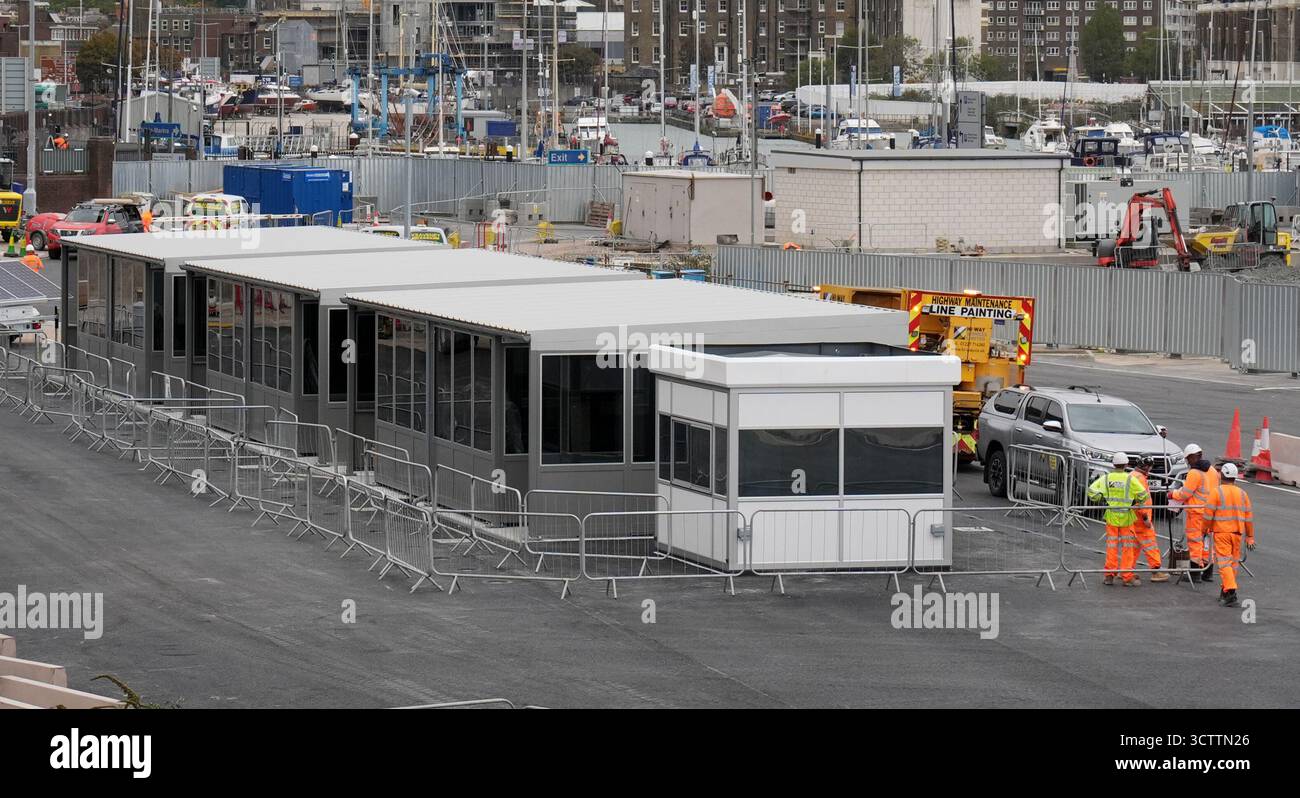 Eine Ansicht des neuen Bereichs für die Personenidentität und Fingerabdruckscans während einer Vorschau der neu entwickelten Einreise- und Ausreisezone (EES) an den Western Docks im Hafen von Dover, Kent. Menschen aus nicht-EU-Ländern, einschließlich britischer Reisende, werden ab dem 12. Oktober neuen EU-Grenzkontrollen ausgesetzt sein, bei denen ihre Fingerabdrücke registriert und fotografiert werden, um in die EU einzureisen. Bilddatum: Mittwoch, 8. Oktober 2025. Stockfoto