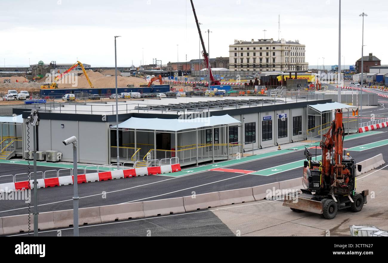 Eine Ansicht des neuen Bereichs für die Personenidentität und Fingerabdrücke bei einer Vorschau auf die neu entwickelte Einreise- und Ausstiegszone (EES) an den Western Docks im Hafen von Dover, Kent. Menschen aus nicht-EU-Ländern, einschließlich britischer Reisende, werden ab dem 12. Oktober neuen EU-Grenzkontrollen ausgesetzt sein, bei denen ihre Fingerabdrücke registriert und fotografiert werden, um in die EU einzureisen. Bilddatum: Mittwoch, 8. Oktober 2025. Stockfoto