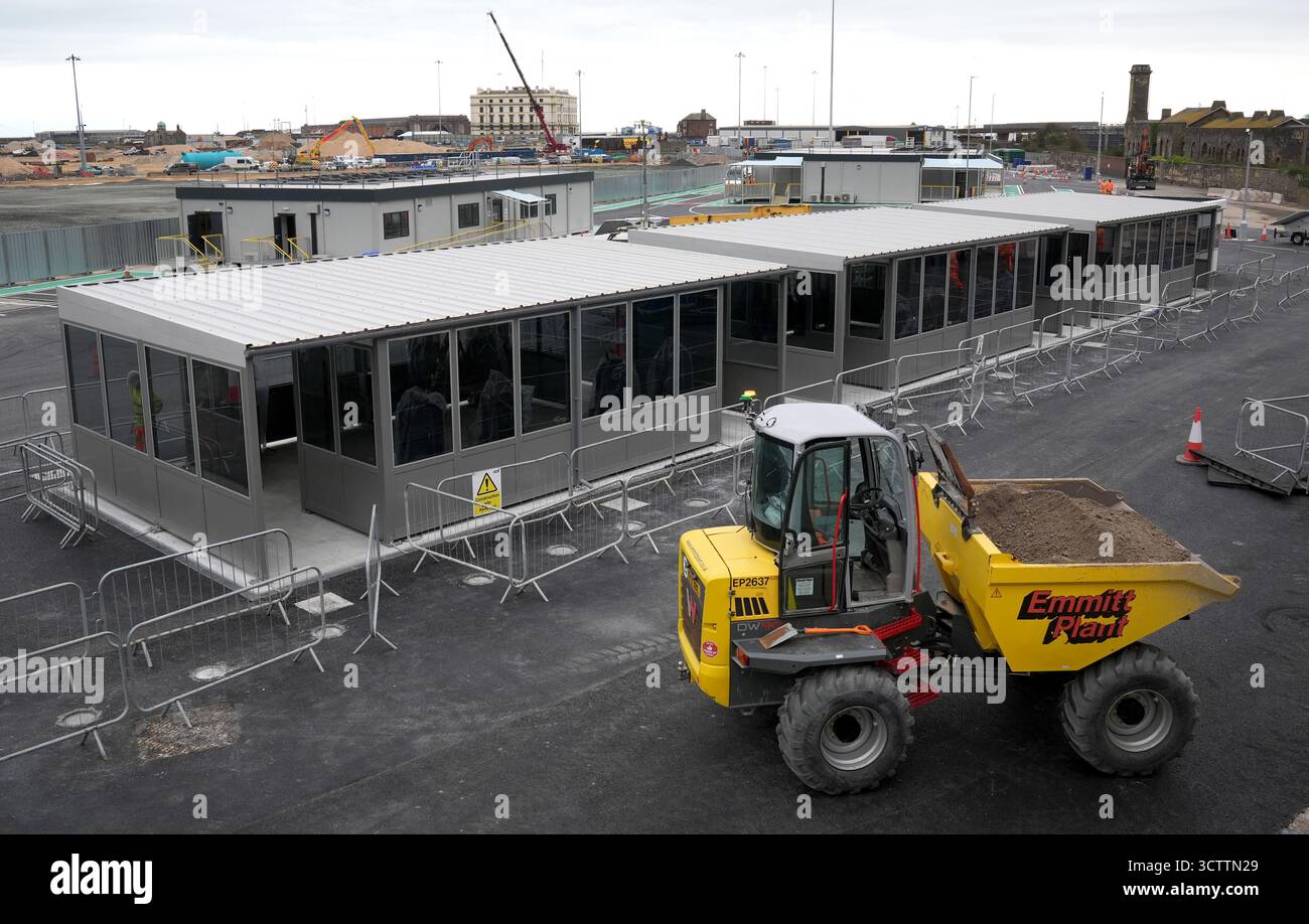 Eine Ansicht des neuen Bereichs für die Personenidentität und Fingerabdruckscans während einer Vorschau der neu entwickelten Einreise- und Ausreisezone (EES) an den Western Docks im Hafen von Dover, Kent. Menschen aus nicht-EU-Ländern, einschließlich britischer Reisende, werden ab dem 12. Oktober neuen EU-Grenzkontrollen ausgesetzt sein, bei denen ihre Fingerabdrücke registriert und fotografiert werden, um in die EU einzureisen. Bilddatum: Mittwoch, 8. Oktober 2025. Stockfoto